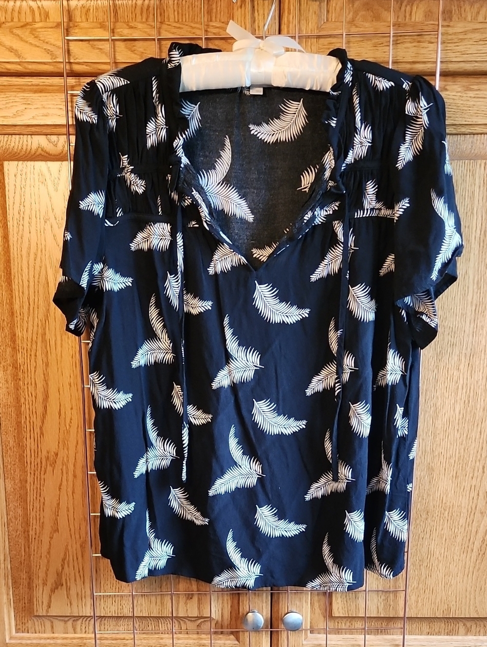 LOFT Black Palm-Print Short Sleeve V-Neck Blouse, Size L